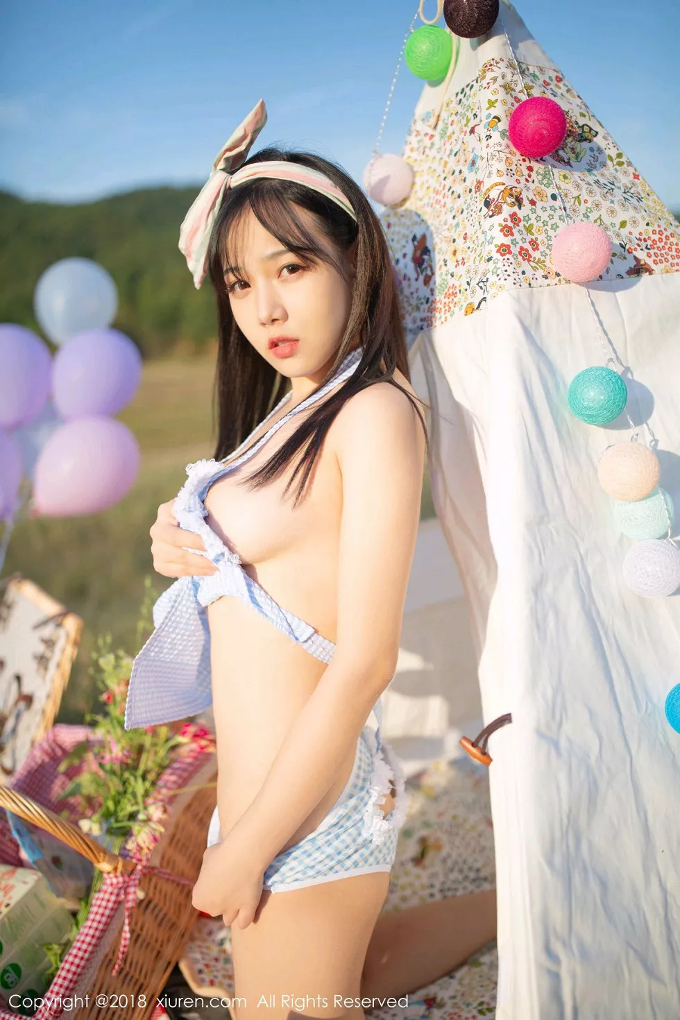 XiuRen第1207期_嫩模徐微微mia户外性感女仆装半脱露美乳翘臀极致诱惑写真80P