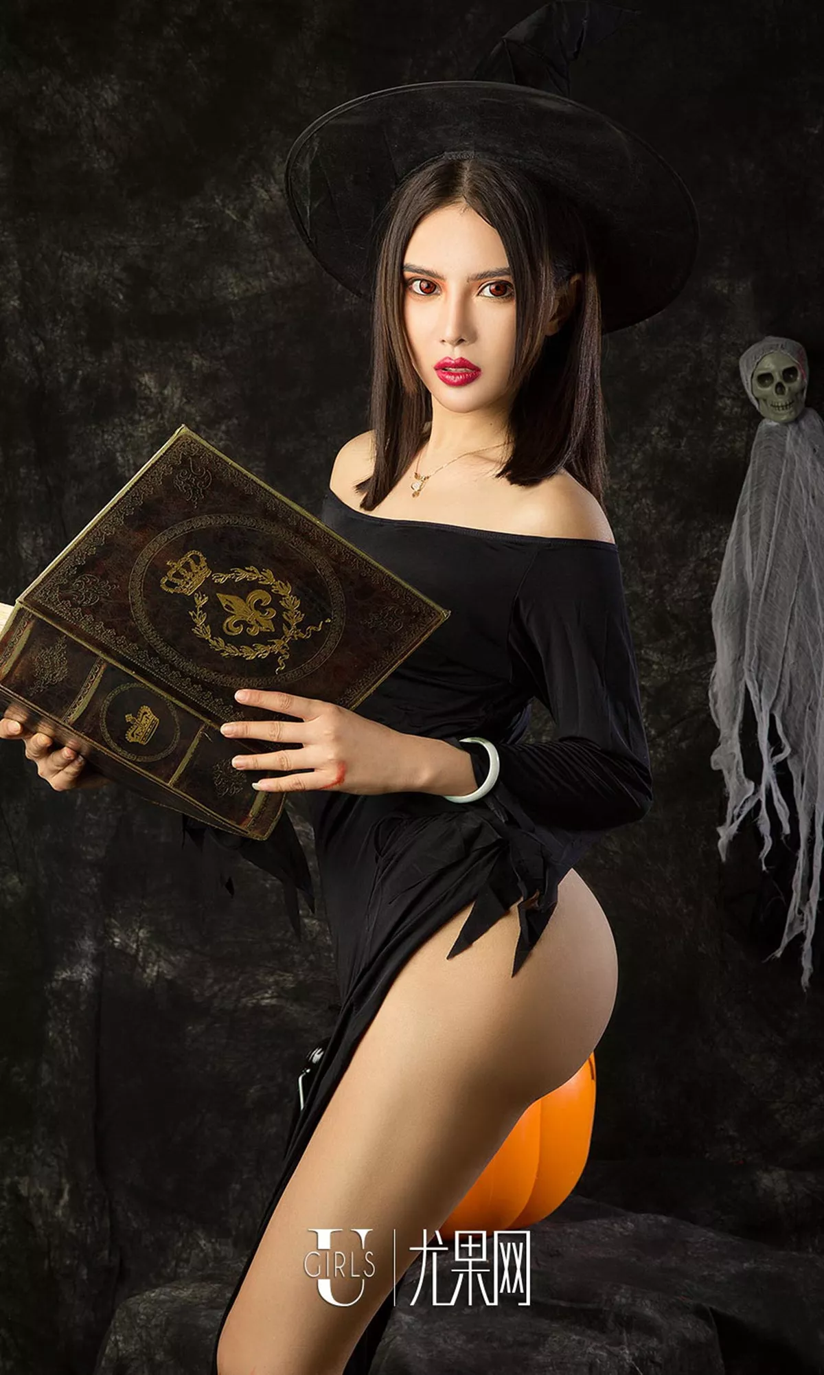 [Ugirls爱尤物]No.1260_嫩模Angela楚楚性感僵尸新娘装白色蕾丝内衣透视诱惑写真35P