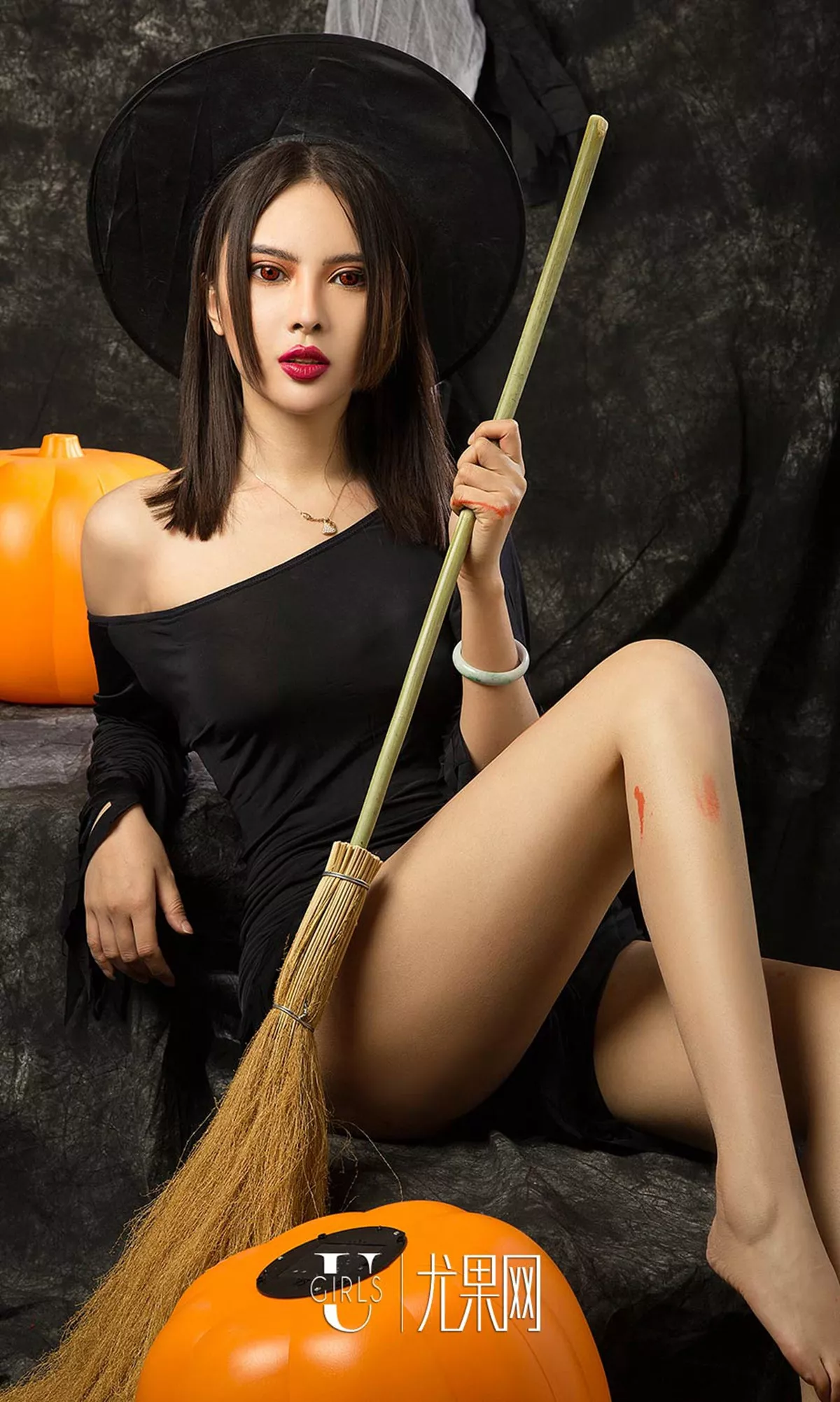 [Ugirls爱尤物]No.1260_嫩模Angela楚楚性感僵尸新娘装白色蕾丝内衣透视诱惑写真35P