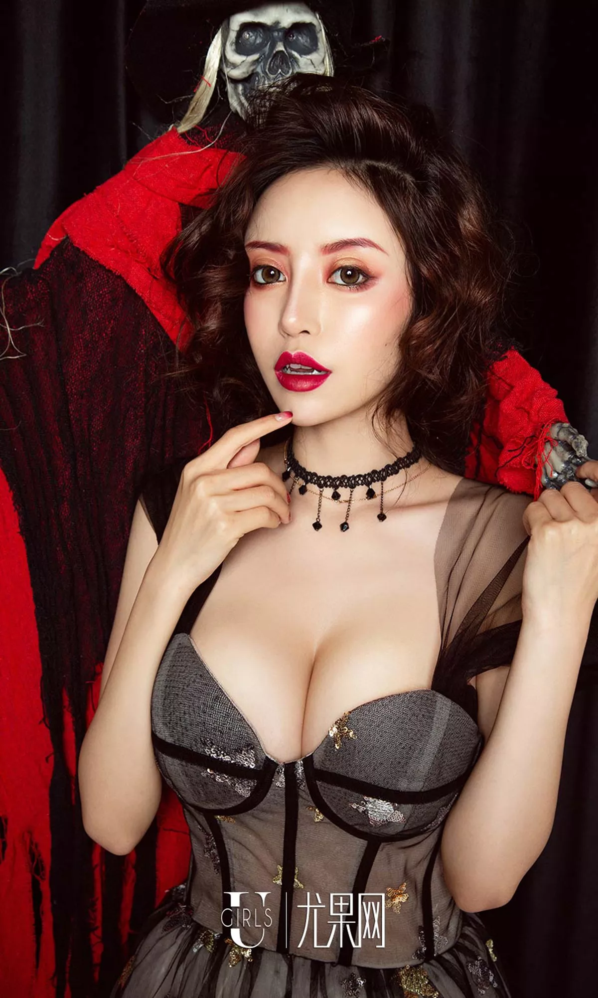 [Ugirls爱尤物]No.1260_嫩模Angela楚楚性感僵尸新娘装白色蕾丝内衣透视诱惑写真35P