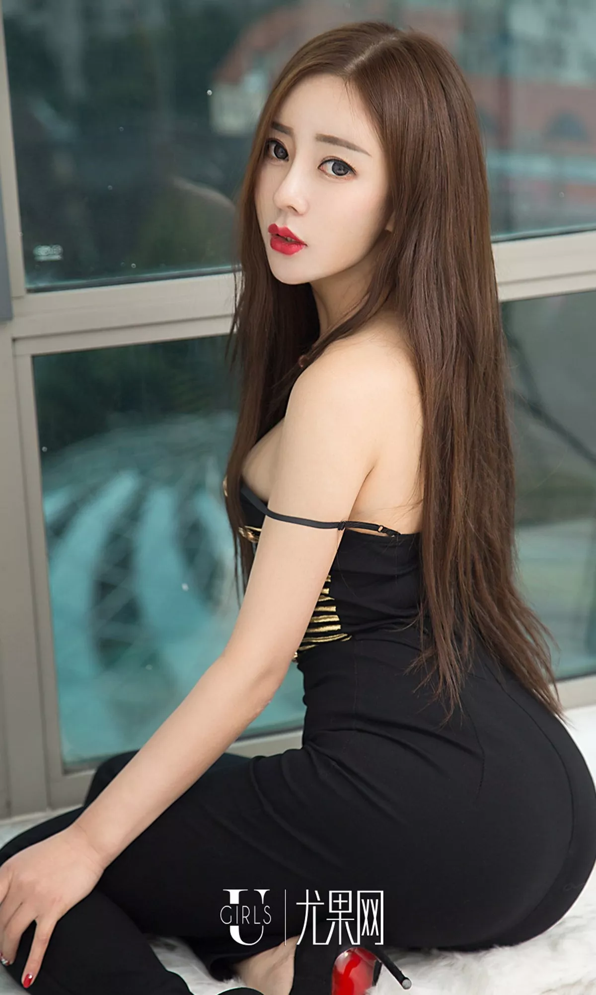 [Ugirls爱尤物]No.1399_嫩模吴美溪私房黑色开档黑丝渔网秀完美身材火辣诱惑写真35P
