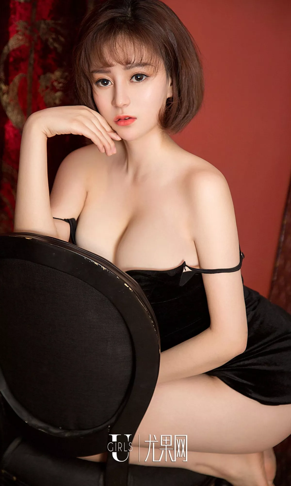 [Ugirls爱尤物]No.1404_嫩模小艺私房黑色吊带连身裙半脱露傲人豪乳撩人诱惑写真35P