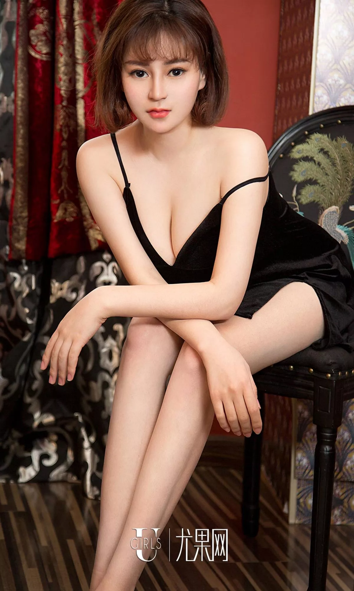 [Ugirls爱尤物]No.1404_嫩模小艺私房黑色吊带连身裙半脱露傲人豪乳撩人诱惑写真35P