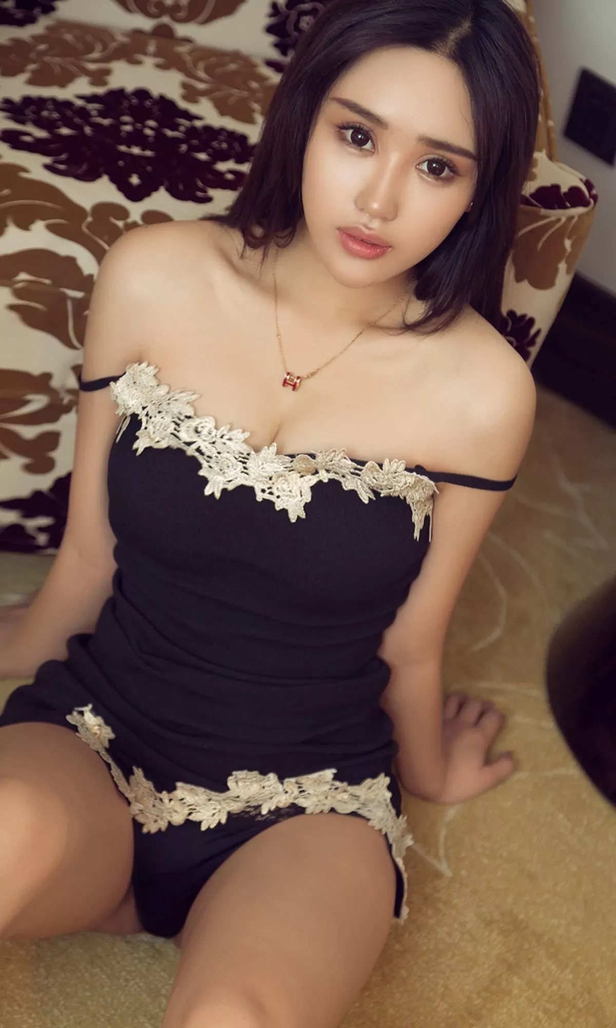 [Ugirls爱尤物]No.1422_嫩模瑞儿居家牛仔服半脱露性感内衣秀完美身材诱惑写真35P