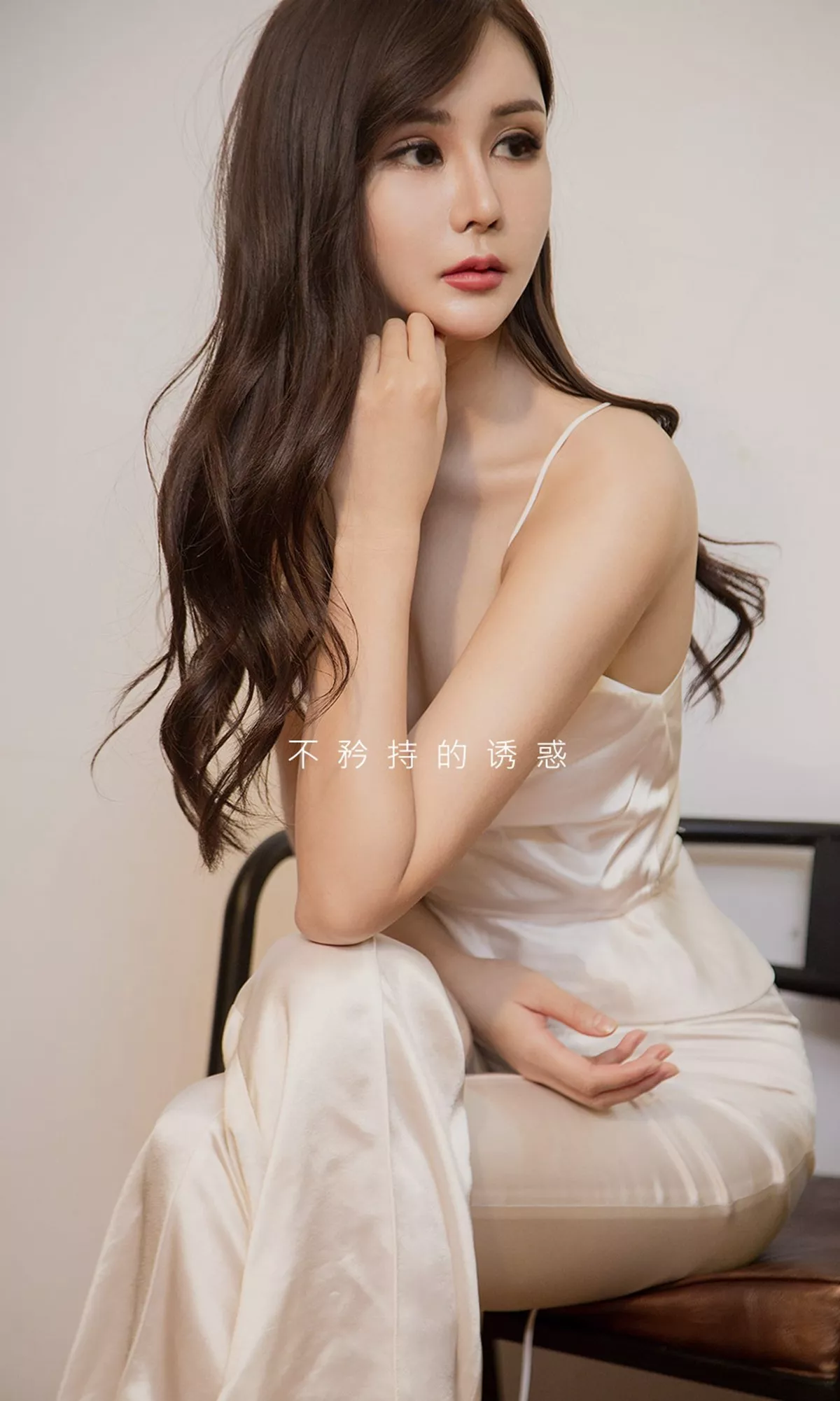 [Ugirls爱尤物]No.1423_嫩模Katrine性感花绿色吊带连身裙秀完美身材诱惑写真35P