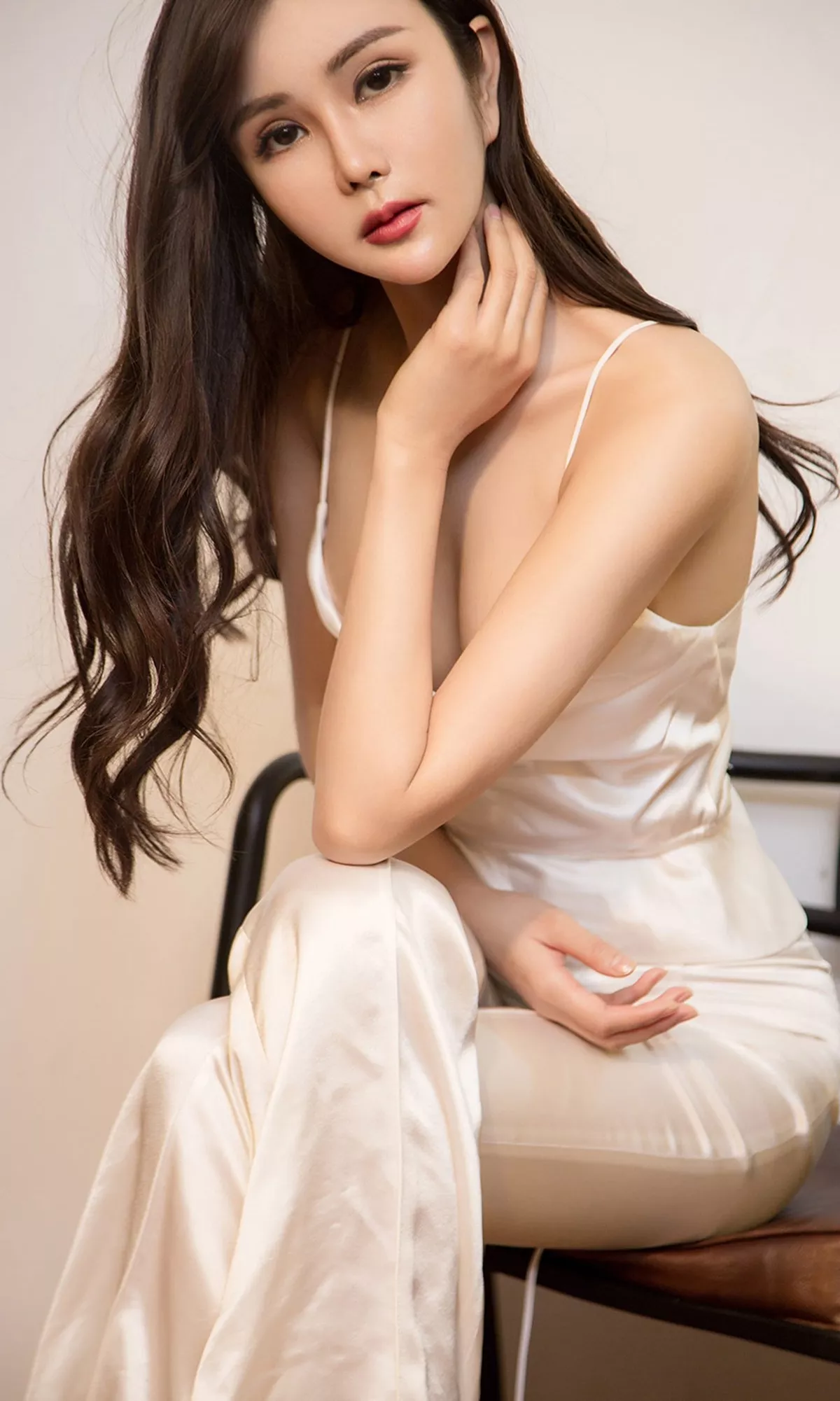 [Ugirls爱尤物]No.1423_嫩模Katrine性感花绿色吊带连身裙秀完美身材诱惑写真35P