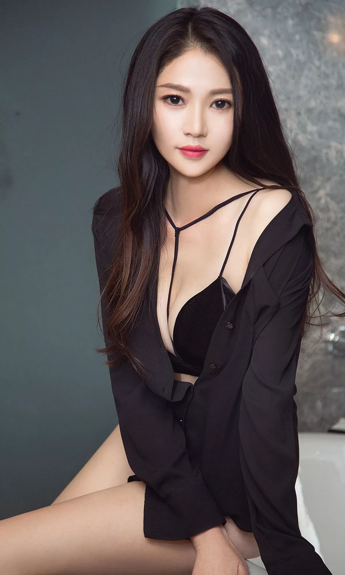 [Ugirls爱尤物]No.1425_嫩模张可可低胸吊带连身裙+白色蕾丝睡衣完美诱惑写真35P
