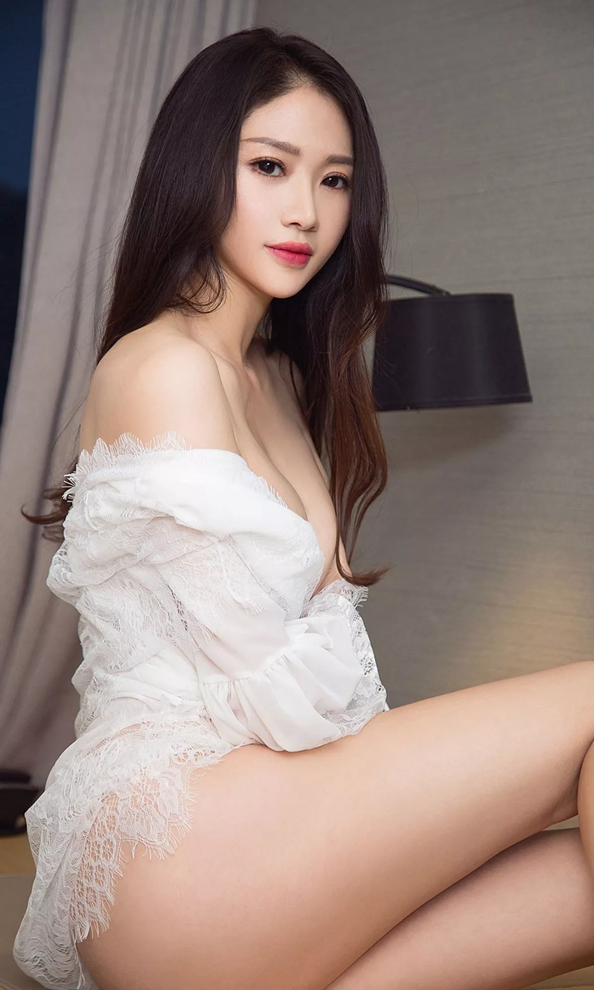 [Ugirls爱尤物]No.1425_嫩模张可可低胸吊带连身裙+白色蕾丝睡衣完美诱惑写真35P