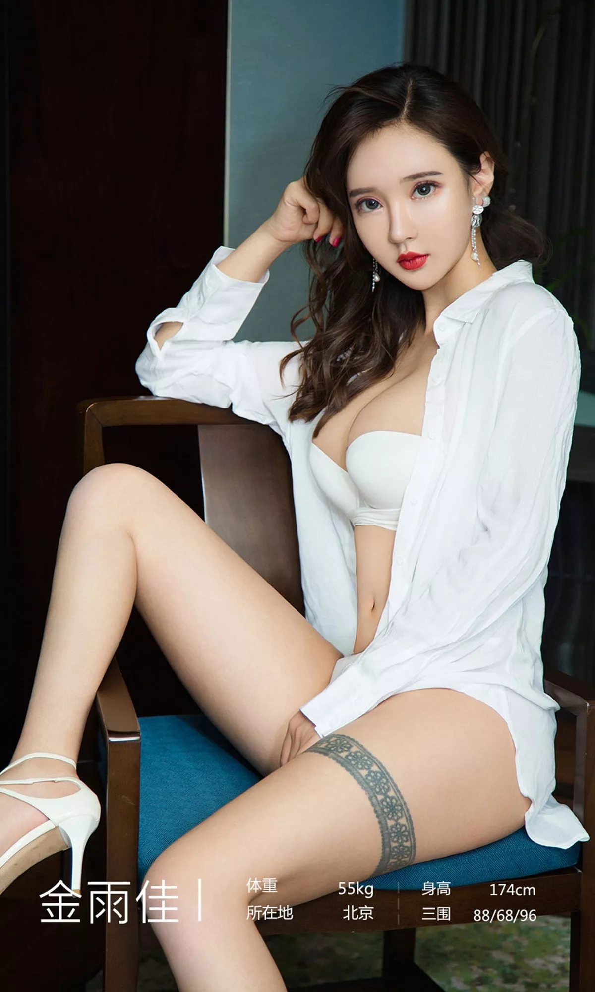 [Ugirls爱尤物]No.1426_嫩模金雨佳黑色抹胸内衣配黑丝渔网秀豪乳翘臀诱惑写真35P