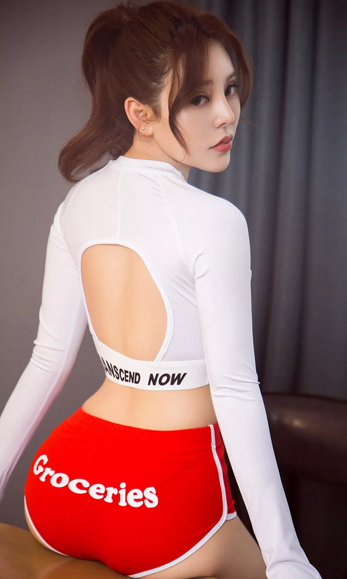[Ugirls爱尤物]No.1429_嫩模梦晗私房灰色露背毛衣真空侧露豪乳撩人诱惑写真35P