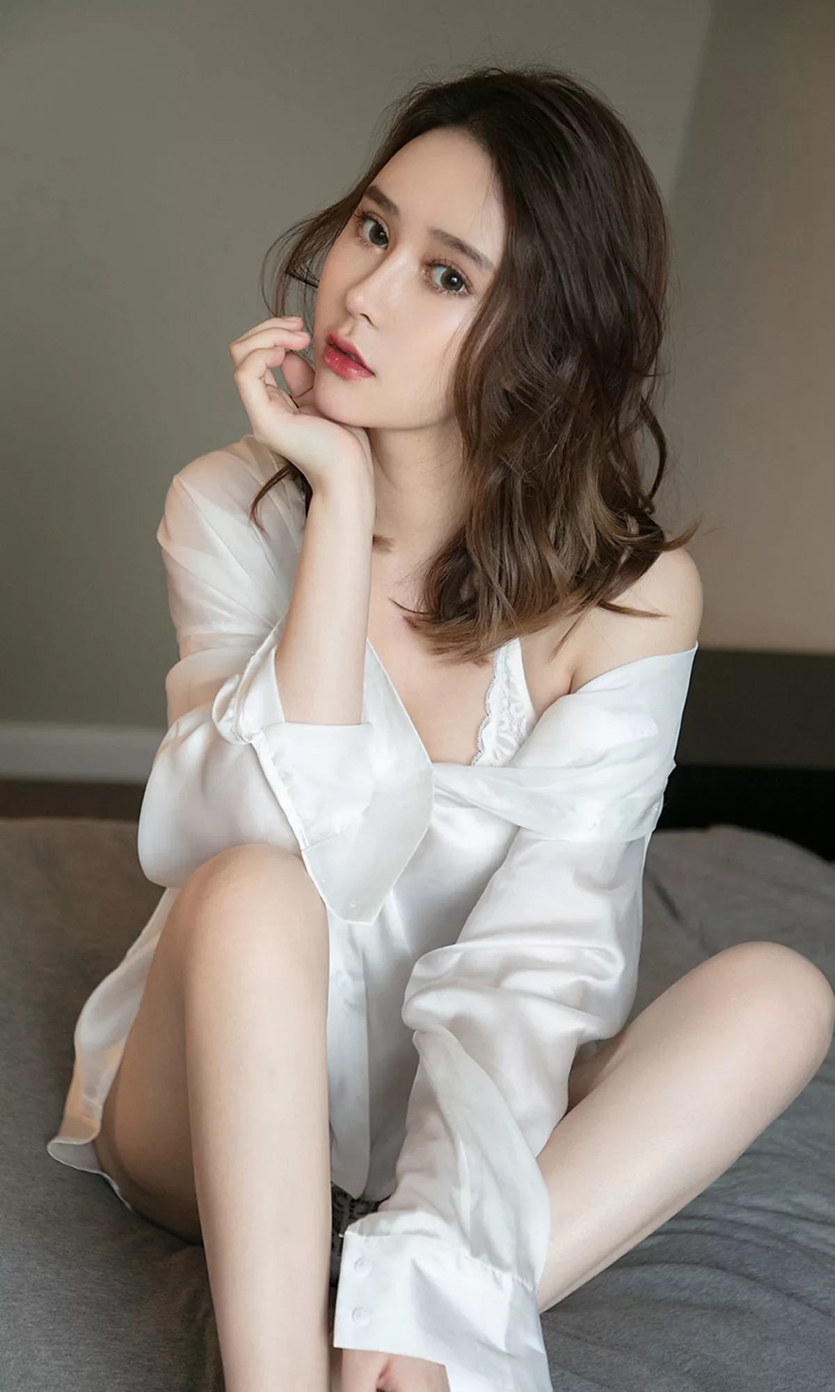 [Ugirls爱尤物]No.1482_嫩模Coral私房白衬衣半脱露白色蕾丝内衣撩人诱惑写真35P