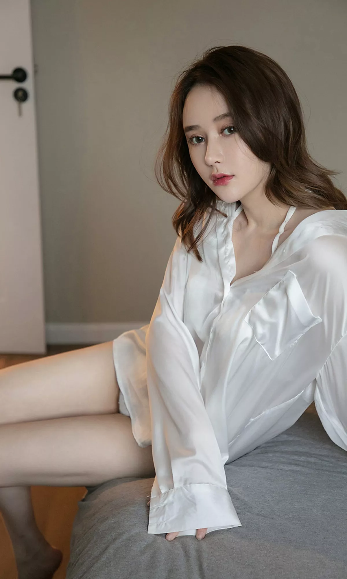 [Ugirls爱尤物]No.1482_嫩模Coral私房白衬衣半脱露白色蕾丝内衣撩人诱惑写真35P