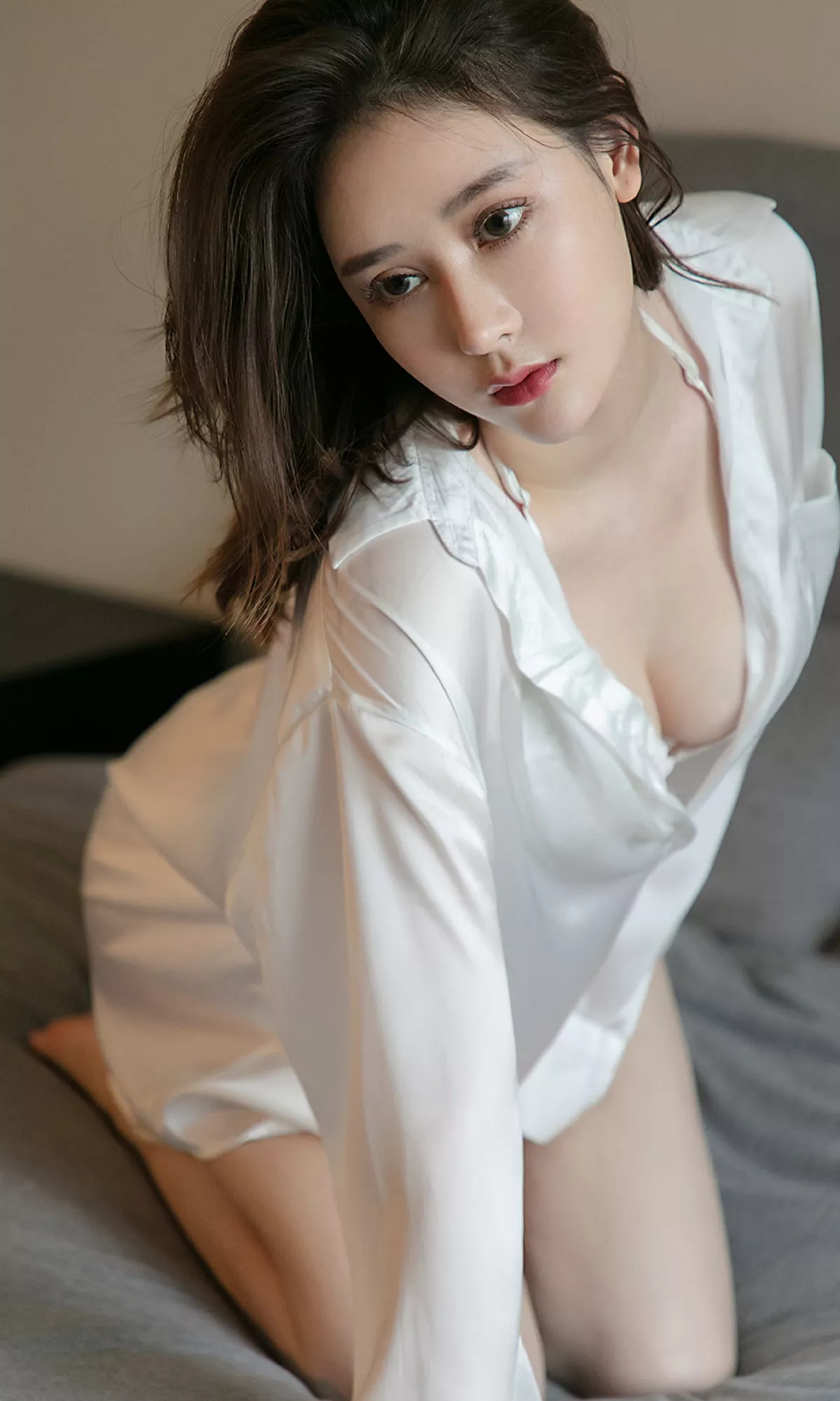 [Ugirls爱尤物]No.1482_嫩模Coral私房白衬衣半脱露白色蕾丝内衣撩人诱惑写真35P