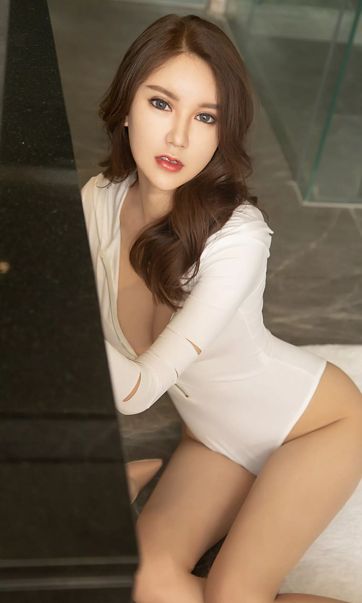 [Ugirls爱尤物]No.1486_嫩模骆雪淇私房白色高叉连体衣开胸露豪乳半球撩人诱惑写真35P