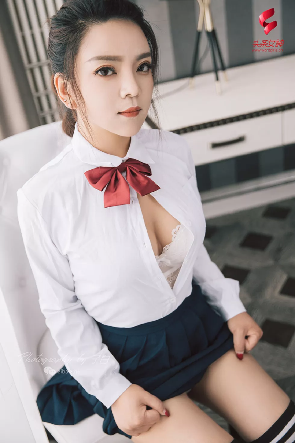 [Toutiao头条女神]No.727_嫩模雨墨私房白衬衣配蓝色百褶裙秀完美身材性感写真13P