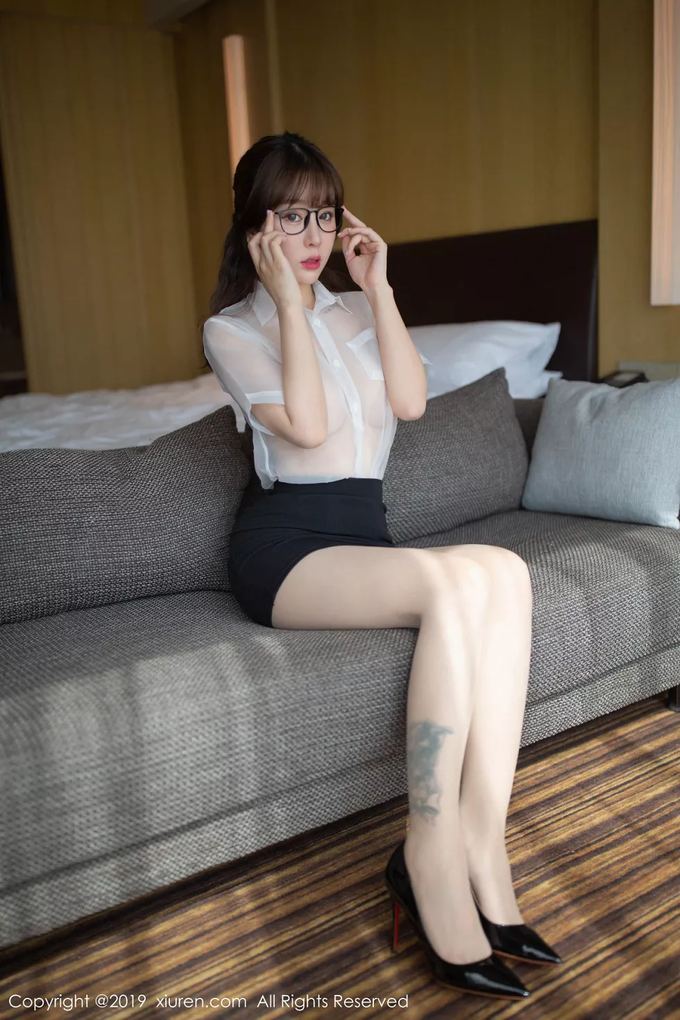 XiuRen第1498期_女神王雨纯越南旅拍私房薄纱衬衣配无内肉丝裤袜惹火诱惑写真51P