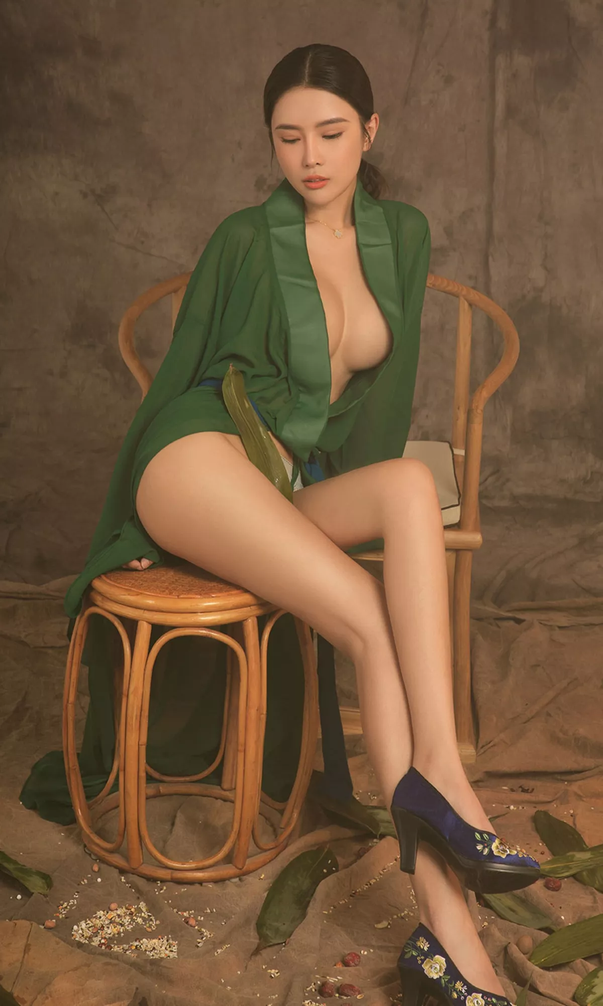 [Ugirls爱尤物]No.1479_嫩模Angela楚楚＆金露端午节福利姐妹花真空露美乳诱惑写真35P