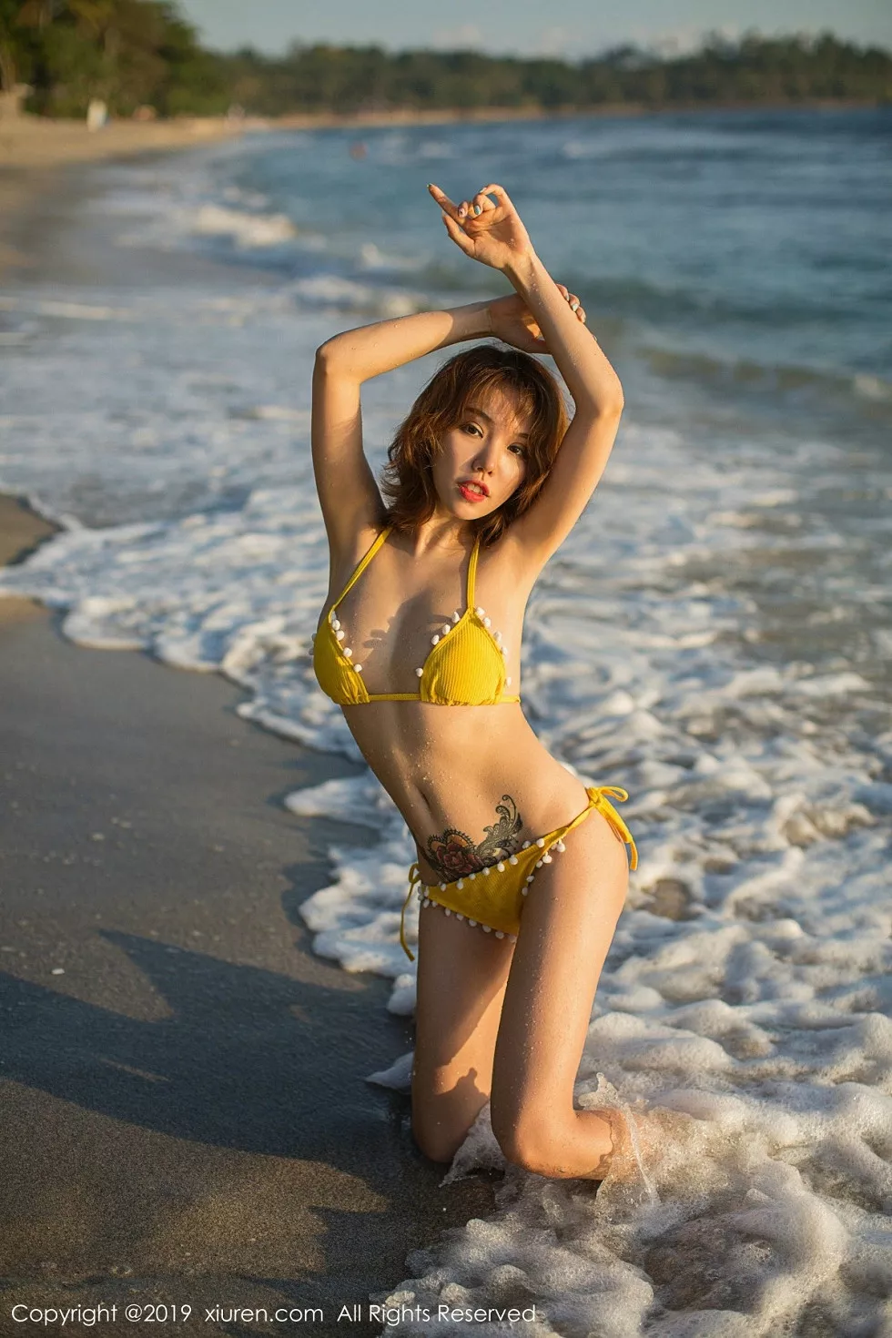 XiuRen第1551期_女神黄乐然户外沙滩金色比基尼半脱露豪乳摄人诱惑写真55P