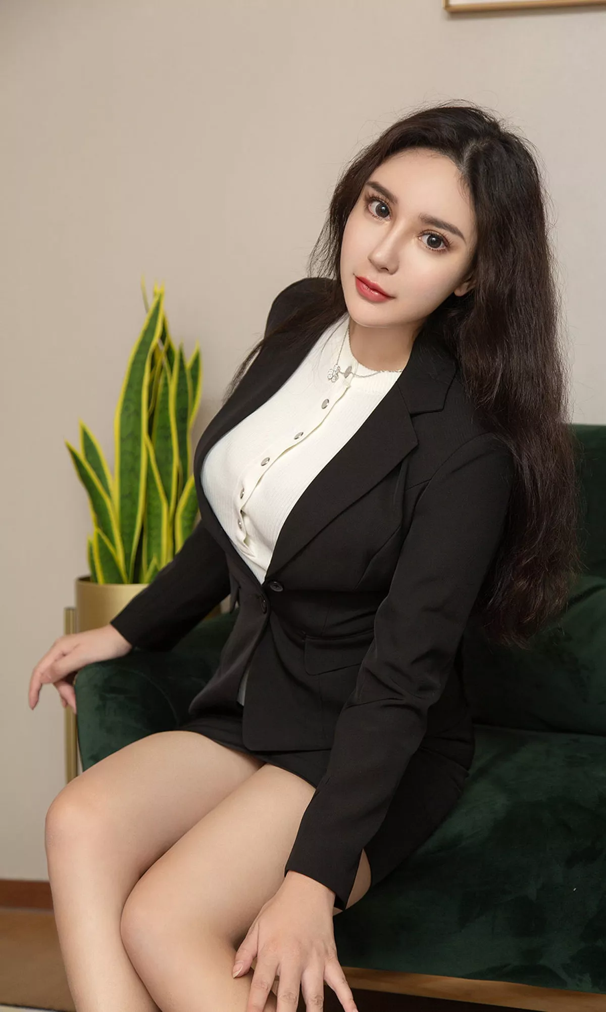 [Ugirls爱尤物]No.1528_嫩模乔雅冰私房黑色蕾丝情趣内衣配吊带黑丝惹火诱惑写真35P