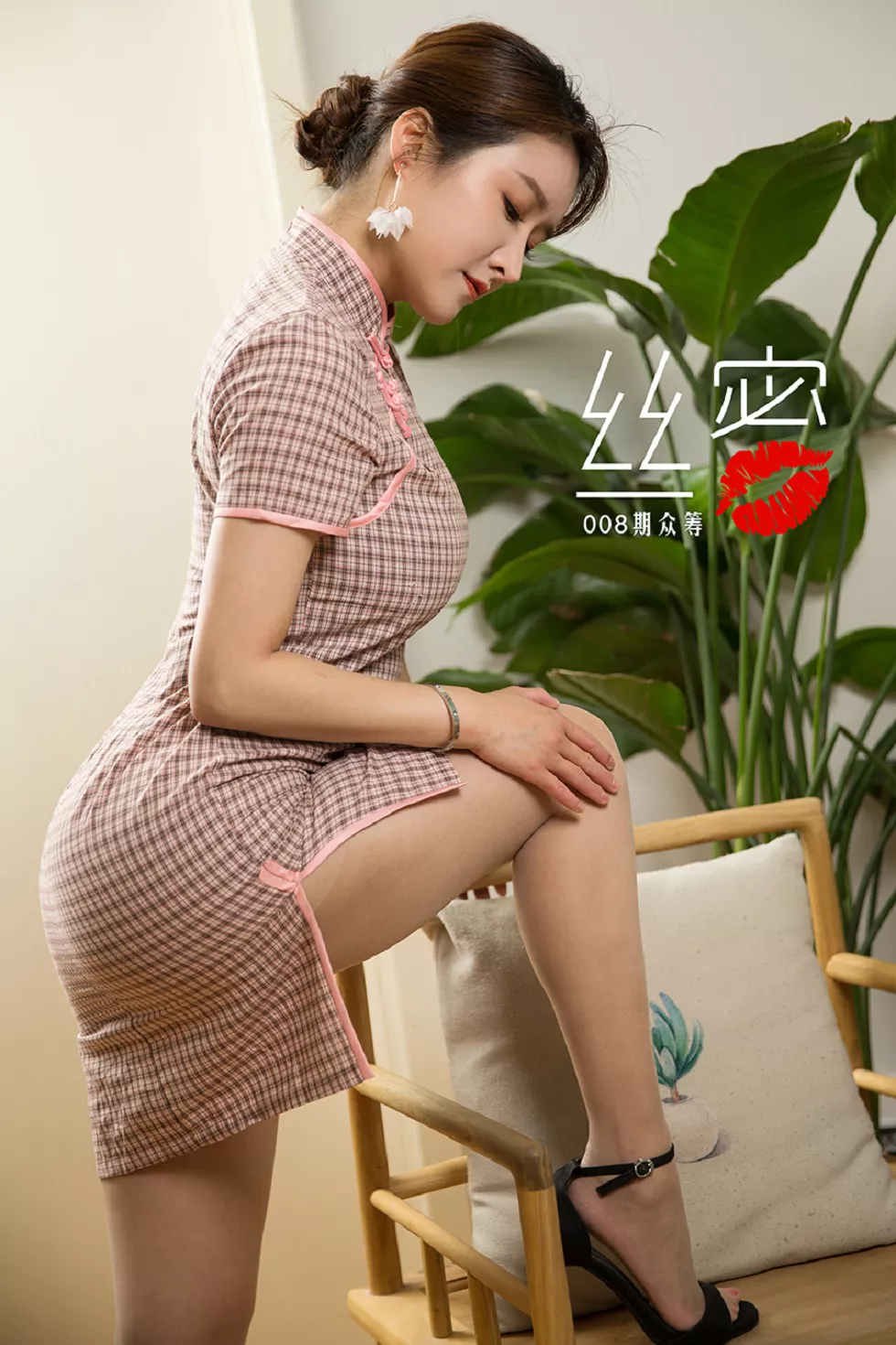 [Toutiao头条女神]No.731_嫩模JennyR私房格子旗袍配肉丝裤袜秀美腿诱惑写真12P