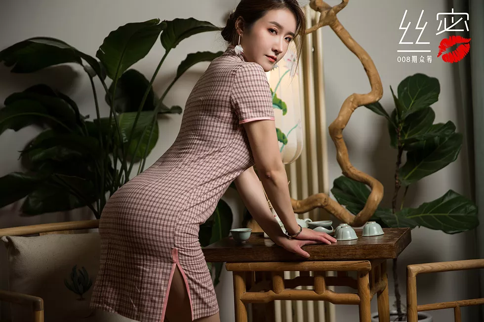 [Toutiao头条女神]No.731_嫩模JennyR私房格子旗袍配肉丝裤袜秀美腿诱惑写真12P