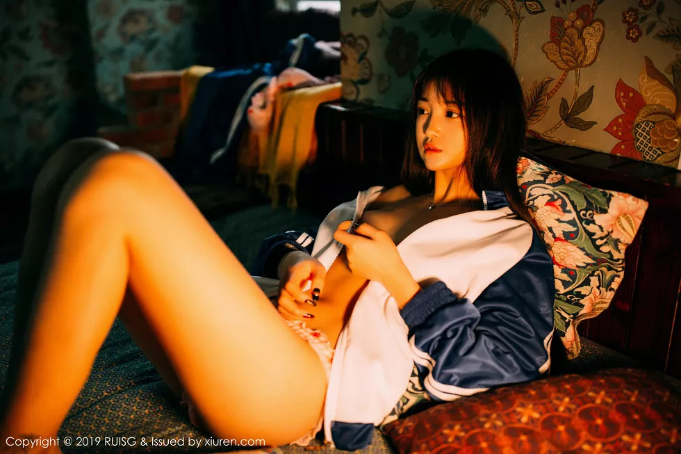 [RUISG瑞丝馆]VOL.069_嫩模圆圆Daphne私房脱运动服露花色内衣秀完美身材诱惑写真51P