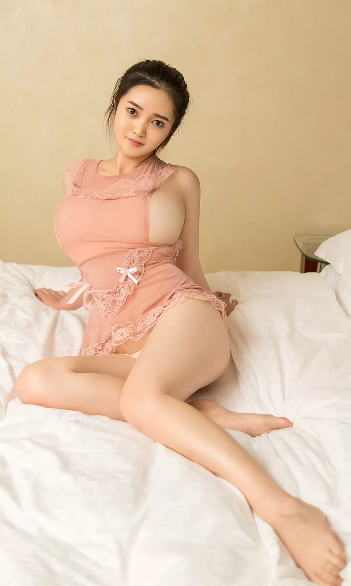 [Ugirls爱尤物]No.1545_嫩模丽娜私房粉色真空内衣+黑色缕空蕾丝内衣秀豪乳诱惑写真35P
