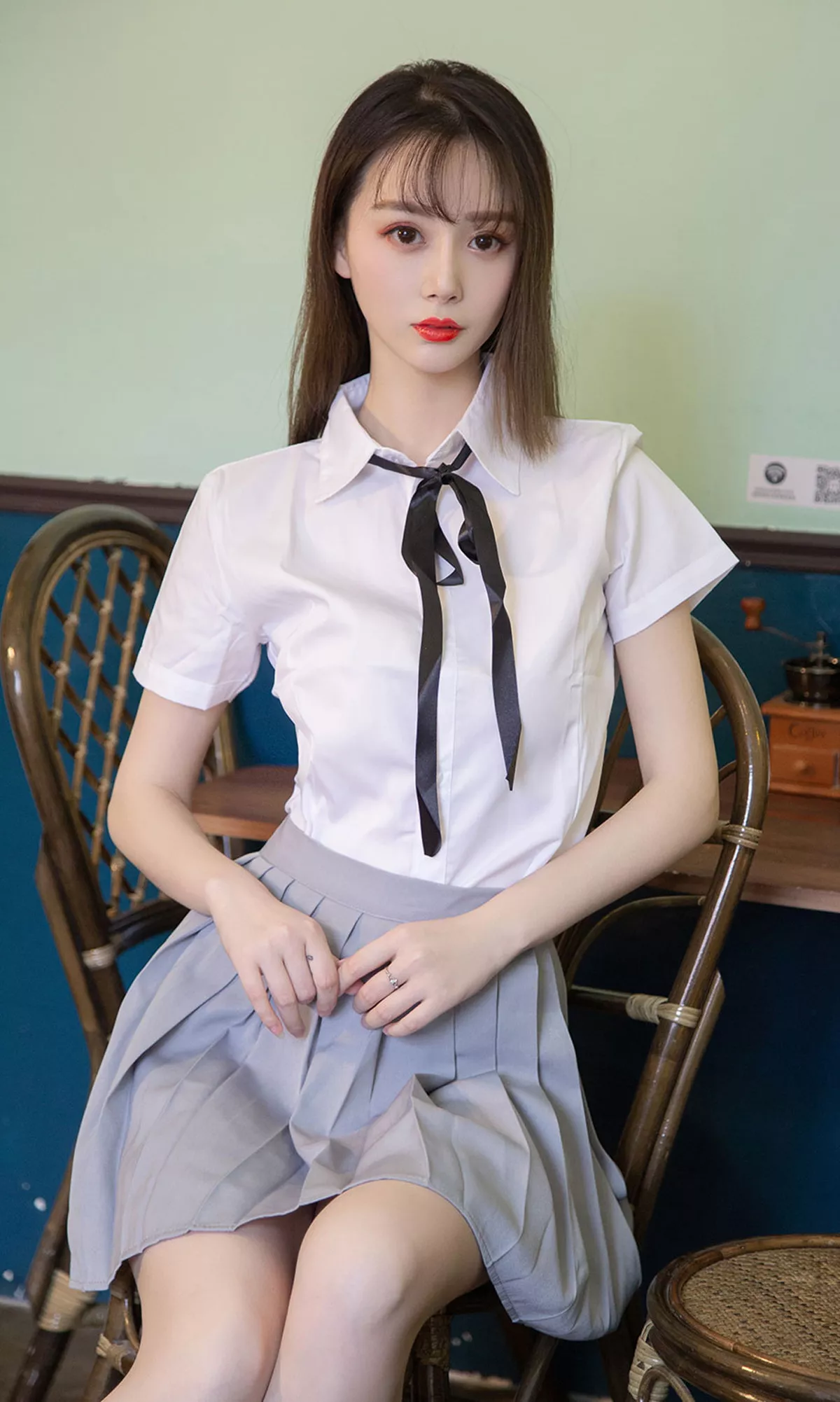 [Ugirls爱尤物]No.1534_嫩模徐肉肉校园清新白衬衣+唐风旗袍装秀苗条身材性感写真35P