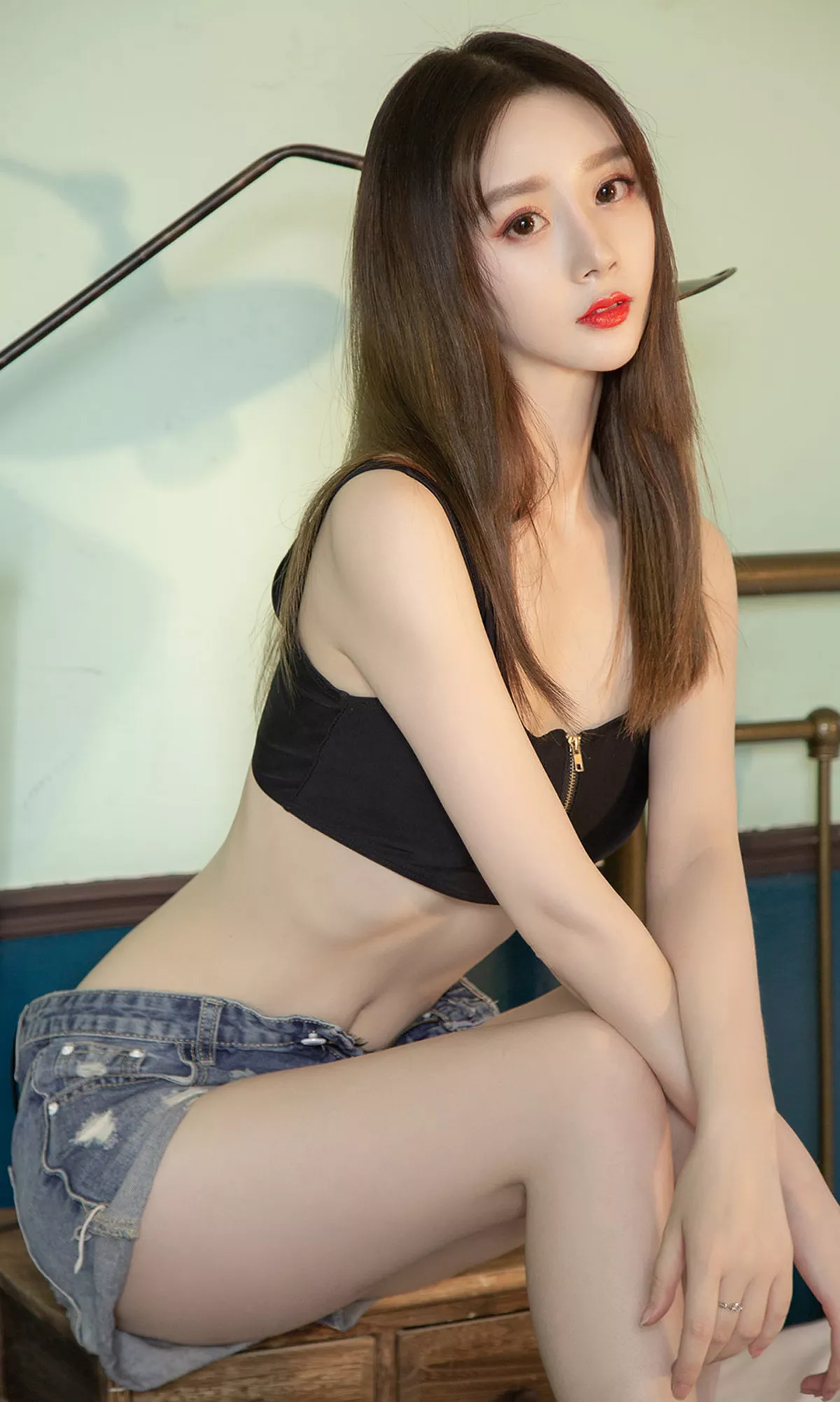 [Ugirls爱尤物]No.1534_嫩模徐肉肉校园清新白衬衣+唐风旗袍装秀苗条身材性感写真35P