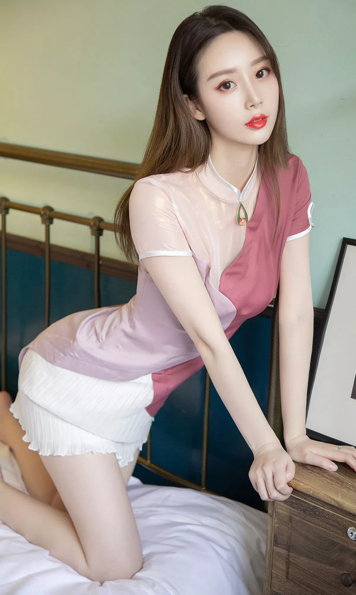[Ugirls爱尤物]No.1534_嫩模徐肉肉校园清新白衬衣+唐风旗袍装秀苗条身材性感写真35P