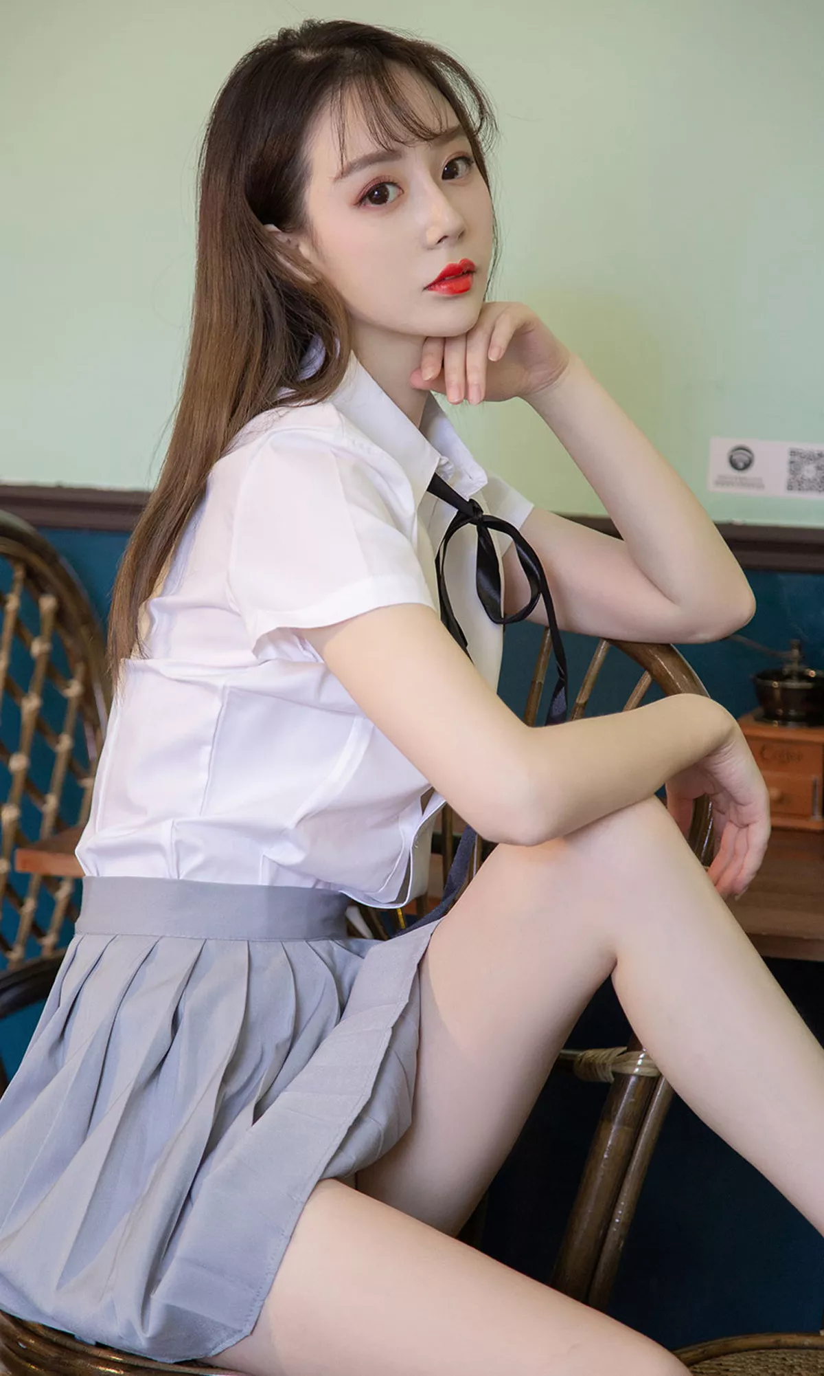 [Ugirls爱尤物]No.1534_嫩模徐肉肉校园清新白衬衣+唐风旗袍装秀苗条身材性感写真35P