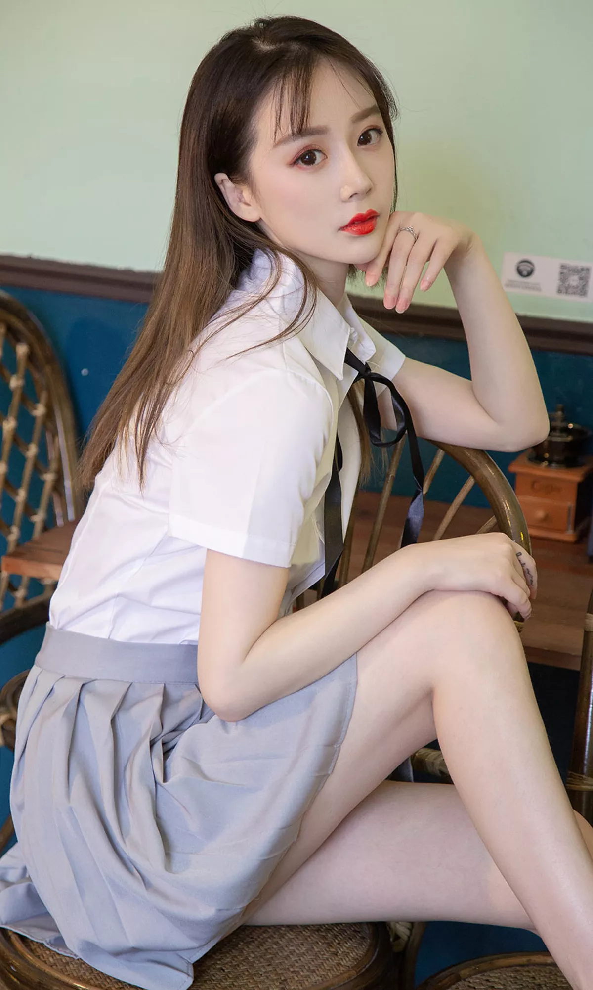 [Ugirls爱尤物]No.1534_嫩模徐肉肉校园清新白衬衣+唐风旗袍装秀苗条身材性感写真35P