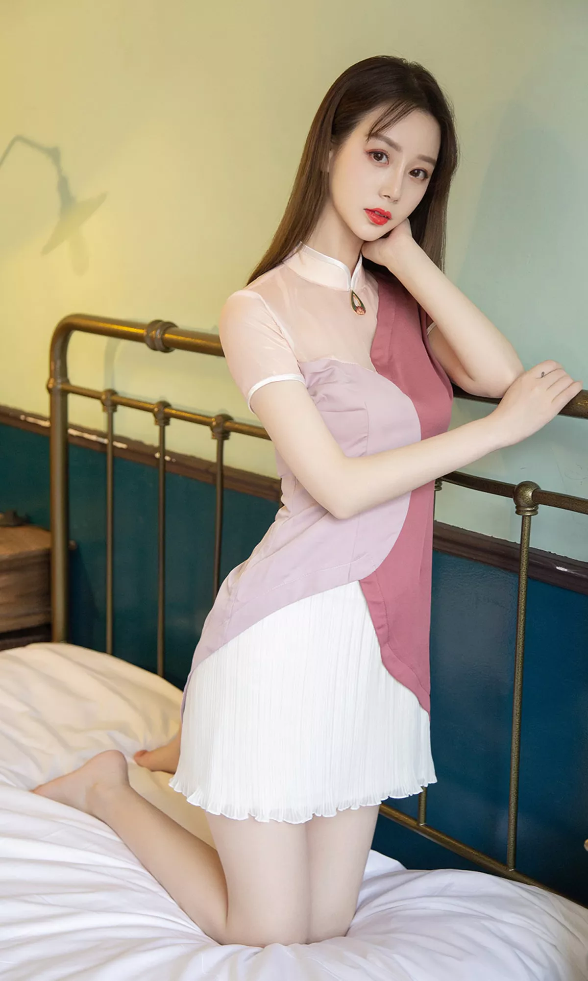 [Ugirls爱尤物]No.1534_嫩模徐肉肉校园清新白衬衣+唐风旗袍装秀苗条身材性感写真35P