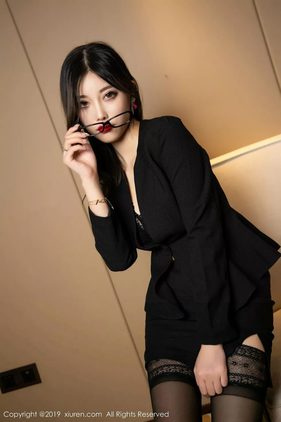 XiuRen第1616期_女神杨晨晨sugar性感秘书装扮黑丝袜秀翘臀美腿完美诱惑写真51P