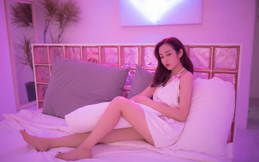 [RUISG瑞丝馆]VOL.075_嫩模Eileen爱琳私房白色吊带开胸连身裙秀完美身材诱惑写真45P