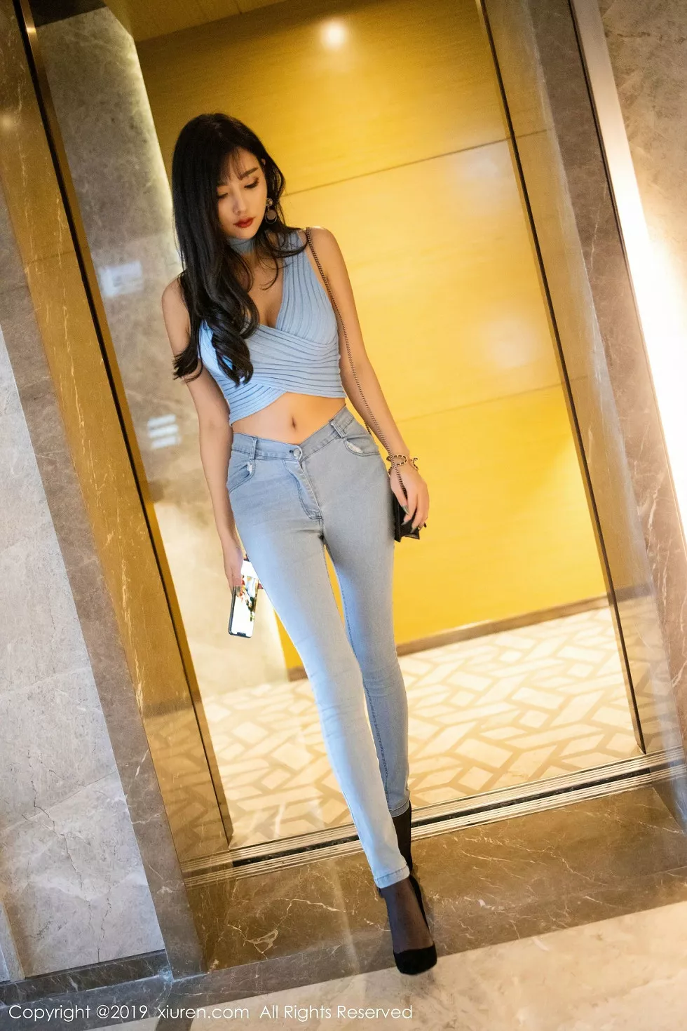 XiuRen第1810期_女神杨晨晨sugar私房半脱牛仔裤露超薄无内黑丝翘臀诱惑写真106P