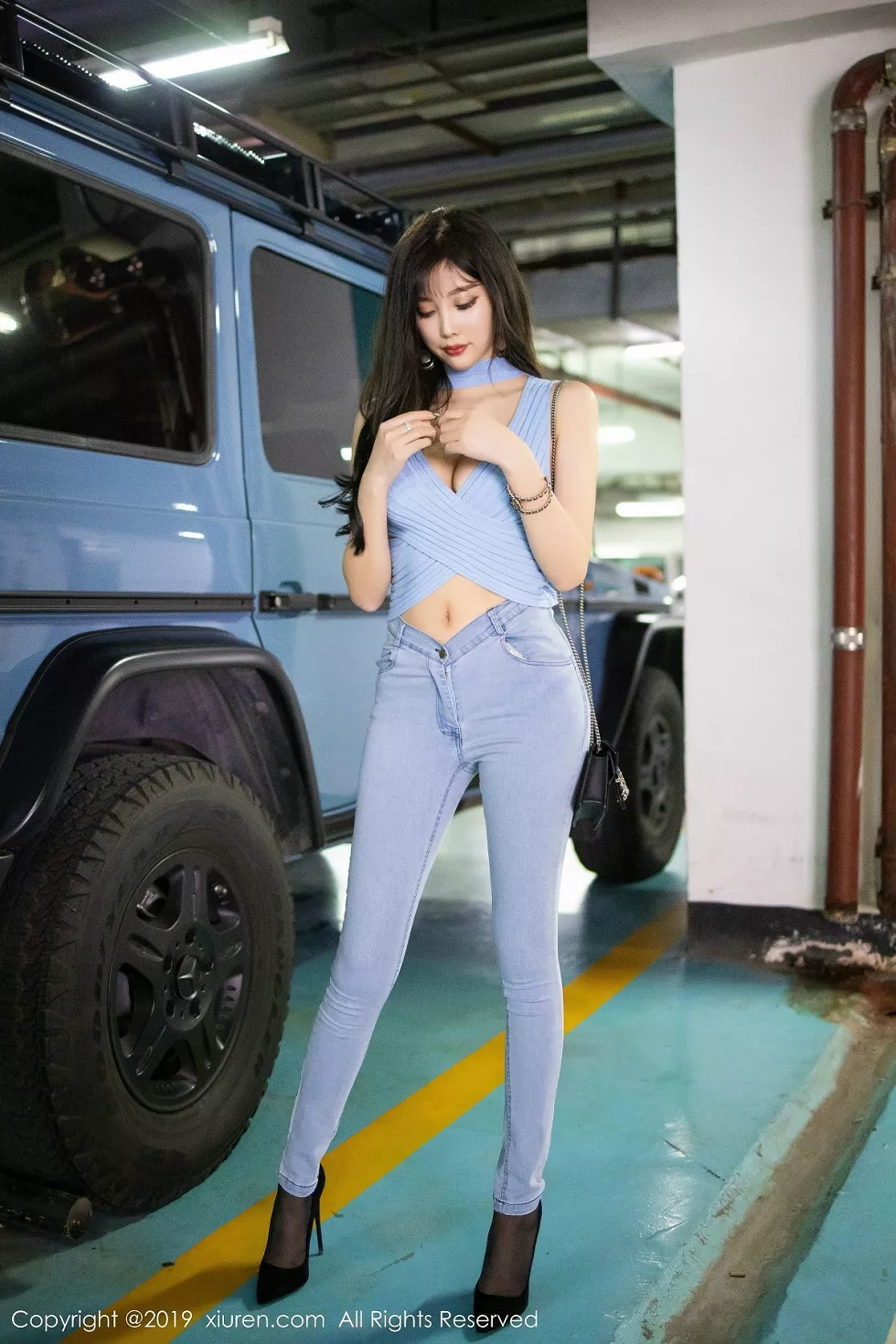 XiuRen第1810期_女神杨晨晨sugar私房半脱牛仔裤露超薄无内黑丝翘臀诱惑写真106P