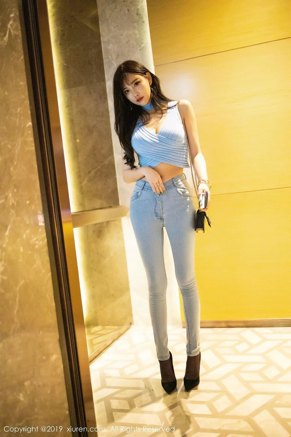 XiuRen第1810期_女神杨晨晨sugar私房半脱牛仔裤露超薄无内黑丝翘臀诱惑写真106P