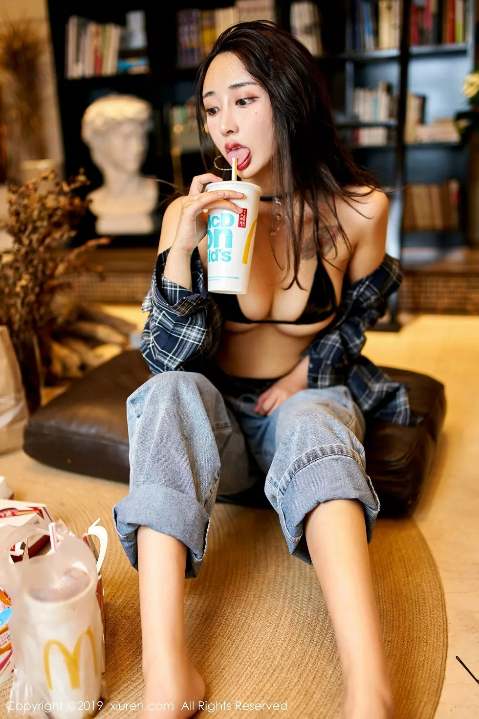 XiuRen第1847期_嫩模Betty林子欣私房黑色三点式内衣秀火辣身材魅惑写真42P