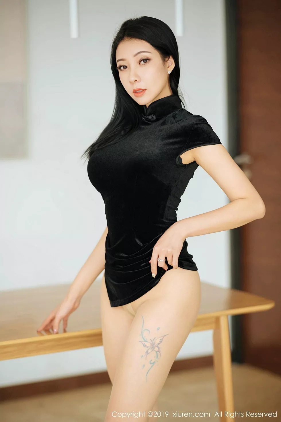 XiuRen第1813期_性感御姐果儿Victoria私房古典旗袍配无内肉丝撩人诱惑写真56P