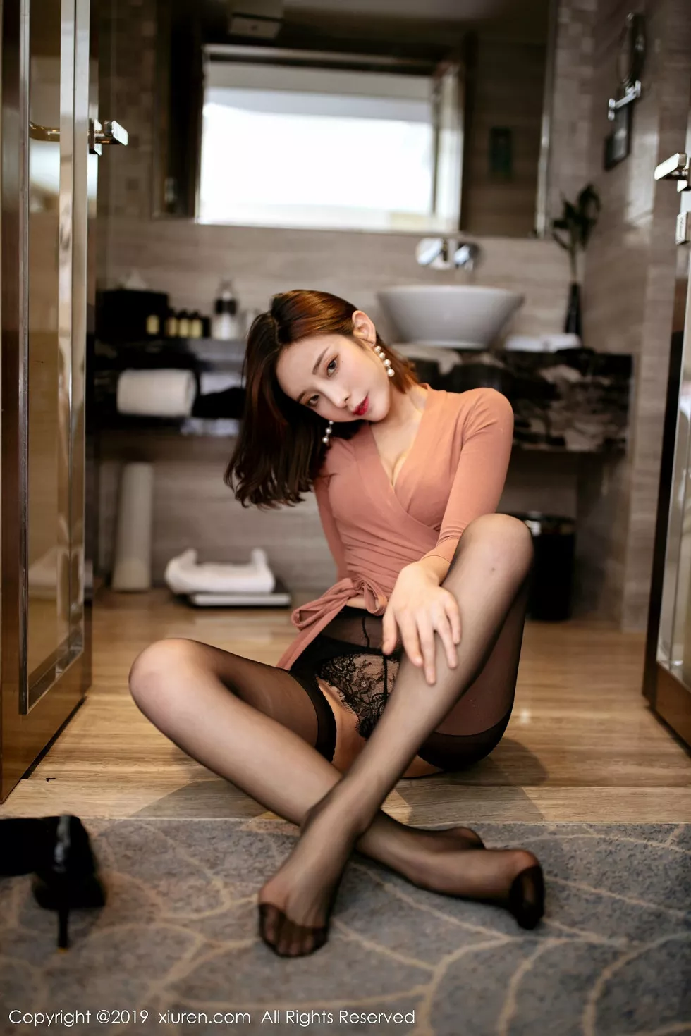 XiuRen第1820期_嫩模陈小喵私房脱牛仔裤露魅惑开档黑丝秀蕾丝内衣诱惑写真64P