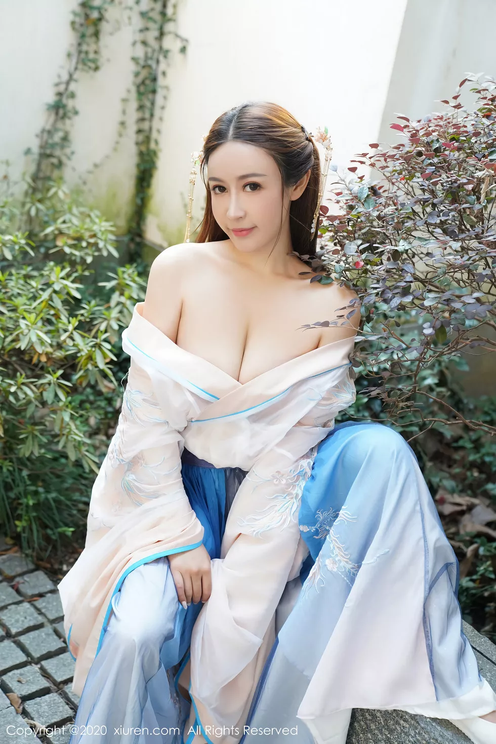XiuRen第1983期_嫩模周井空室外园林古装服饰半脱秀火辣身材撩人诱惑写真41P