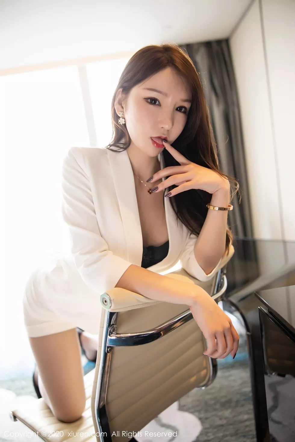 XiuRen第2031期_女神周于希Sandy霸气女总裁主题性感职业装配镂空内衣诱惑写真52P