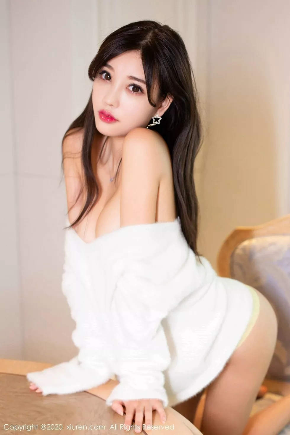 XiuRen第2114期_女神杨晨晨sugar私房绒毛白色上衣配黄色蕾丝内裤惹火诱惑写真43P