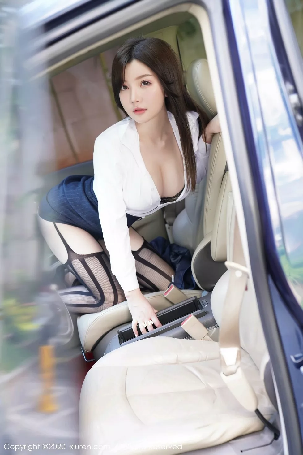 XiuRen第2209期_嫩模糯美子Mini三亚旅拍性感秘书车拍主题傲人豪乳诱惑写真108P