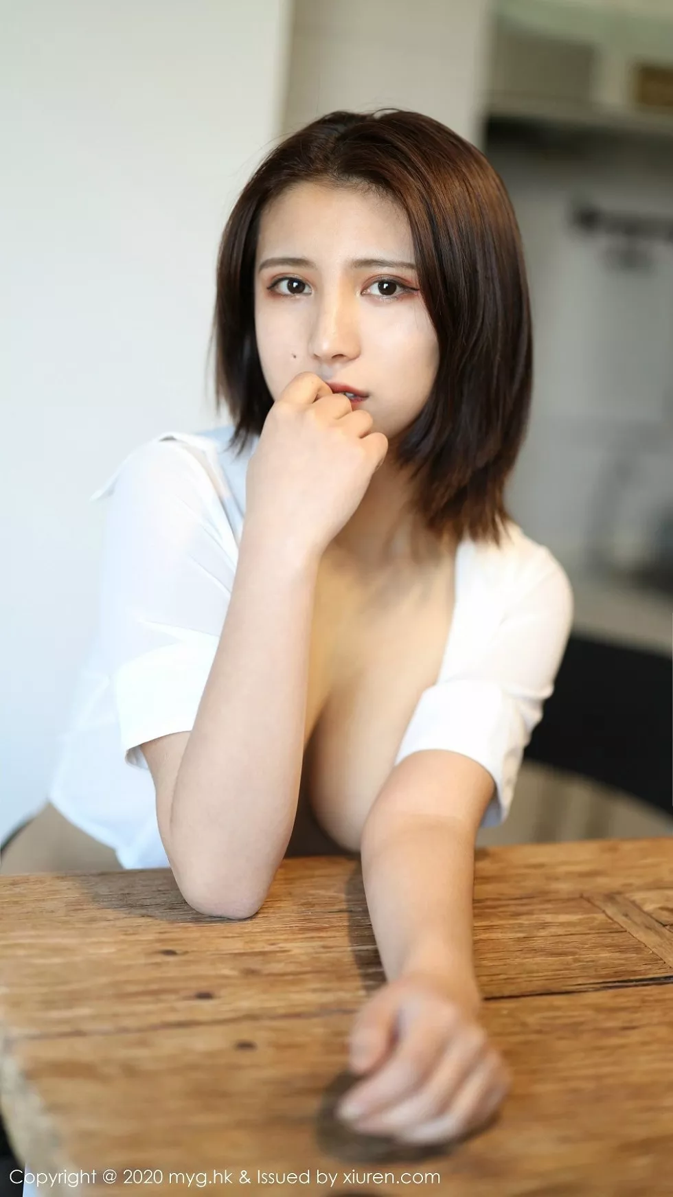 [MyGirl美媛馆]Vol.437_嫩模久久Aimee私房白衬衣配开档肉丝裤袜半脱撩人诱惑写真47P