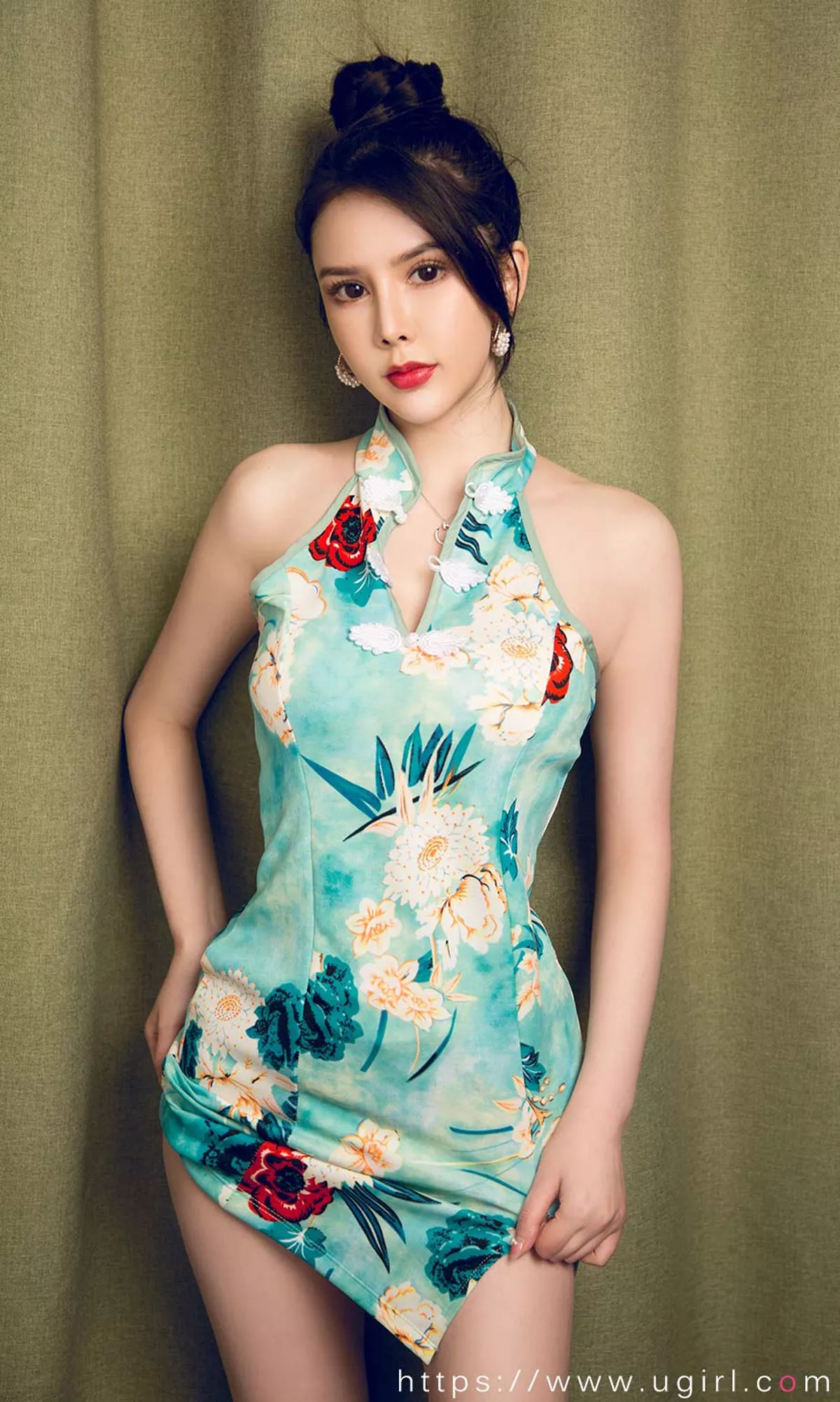 [Ugirls爱尤物]No.1818_嫩模李丽莎私房花色高叉旗袍秀完美身材性感写真35P