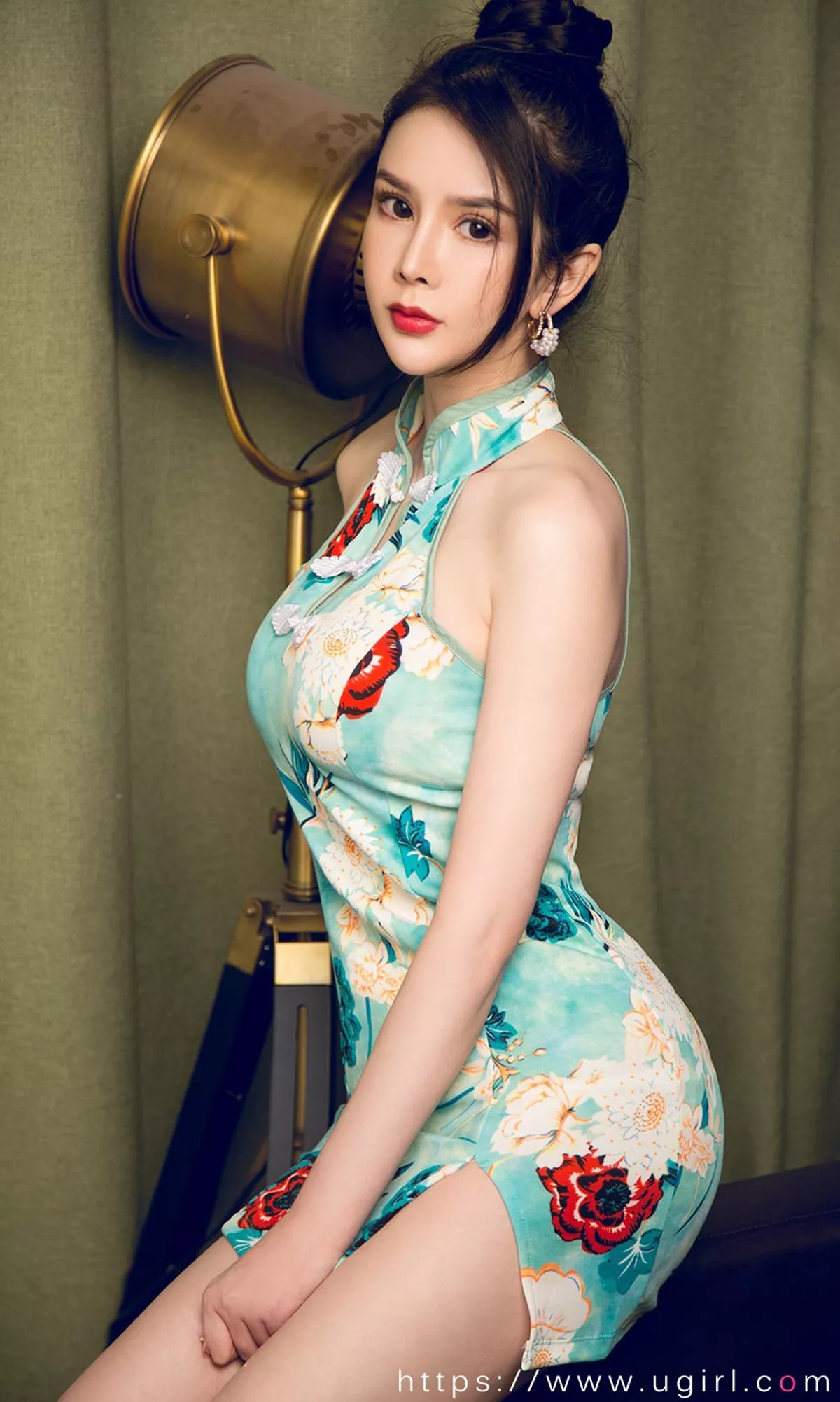 [Ugirls爱尤物]No.1818_嫩模李丽莎私房花色高叉旗袍秀完美身材性感写真35P