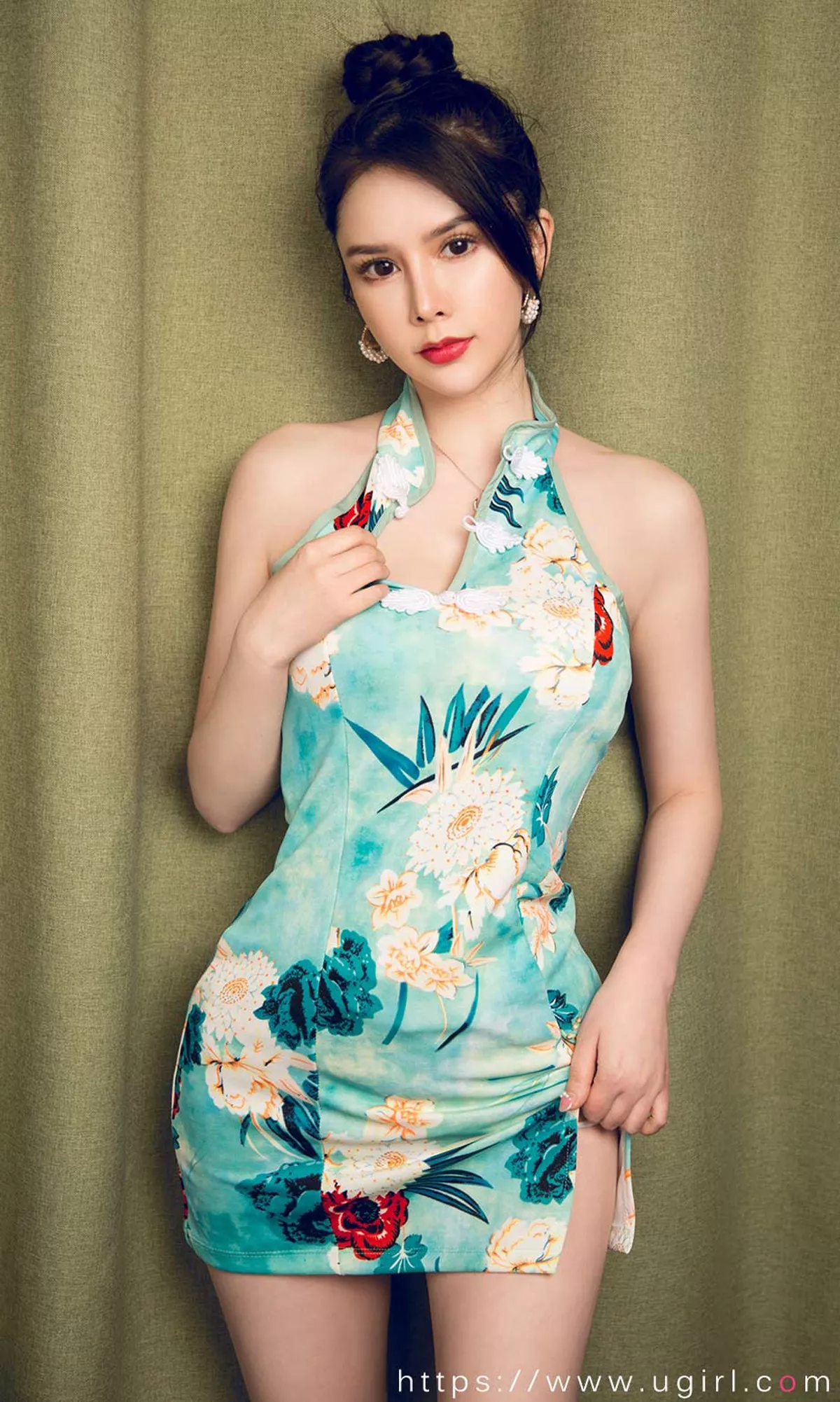 [Ugirls爱尤物]No.1818_嫩模李丽莎私房花色高叉旗袍秀完美身材性感写真35P