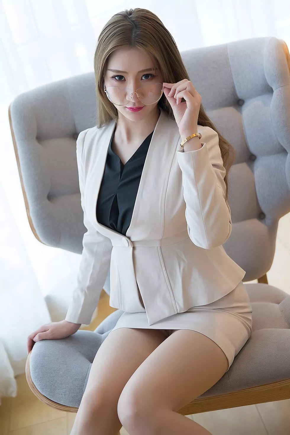 [Toutiao头条女神]No.821_嫩模玄子居家OL制服女郎短裙配肉丝裤袜迷人写真63P